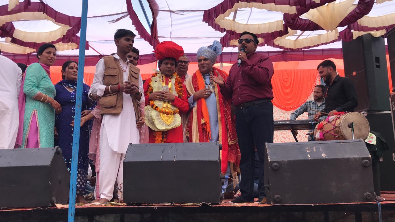 The annual grand bhandara was organized with great pomp and show.